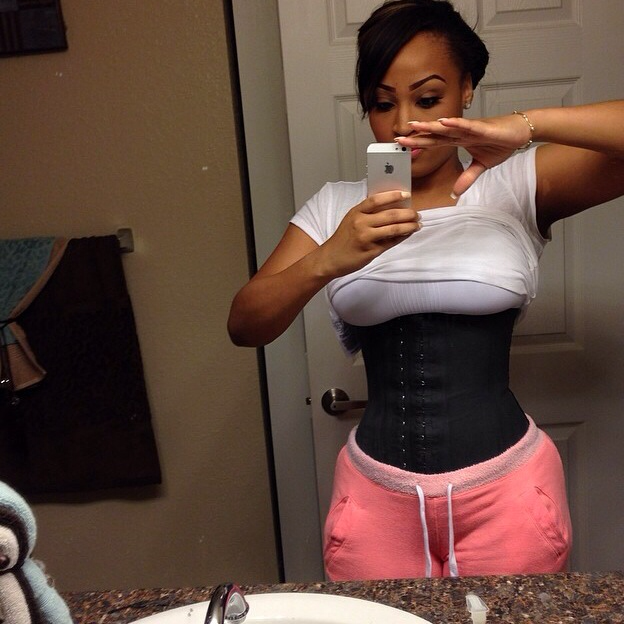 WANT A SMALL WAIST ?!? WAIST TRAINERS ?!? Who doesn't ! But is getting your  waist “smaller” really the best way to go about things ? If you…